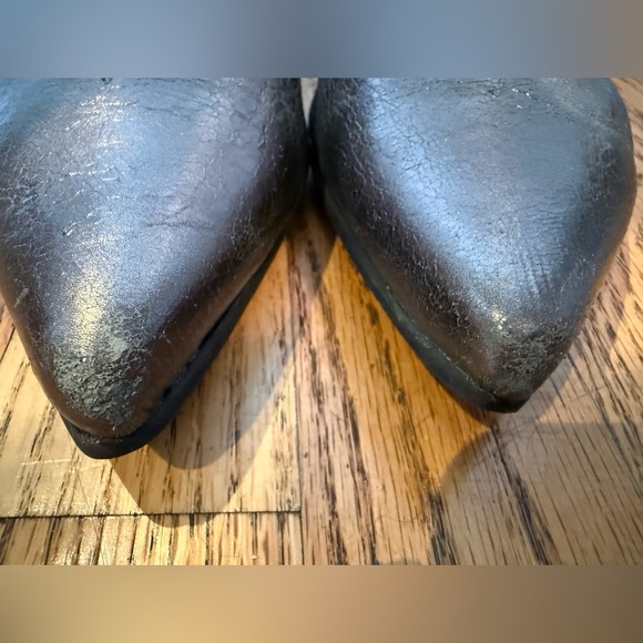 John Fluevog Truth Makena Silver Leather with Key Ring and Studs size 8 RARE - Picture 12 of 13